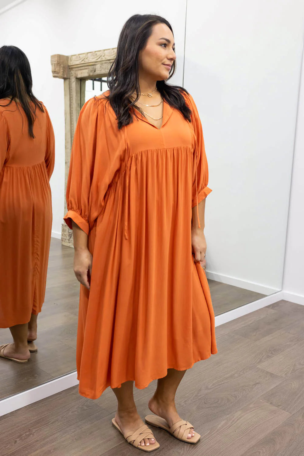 Midi Jurk Ollie in de kleur Zwart voor dames in stijl ideaal voor de lente.