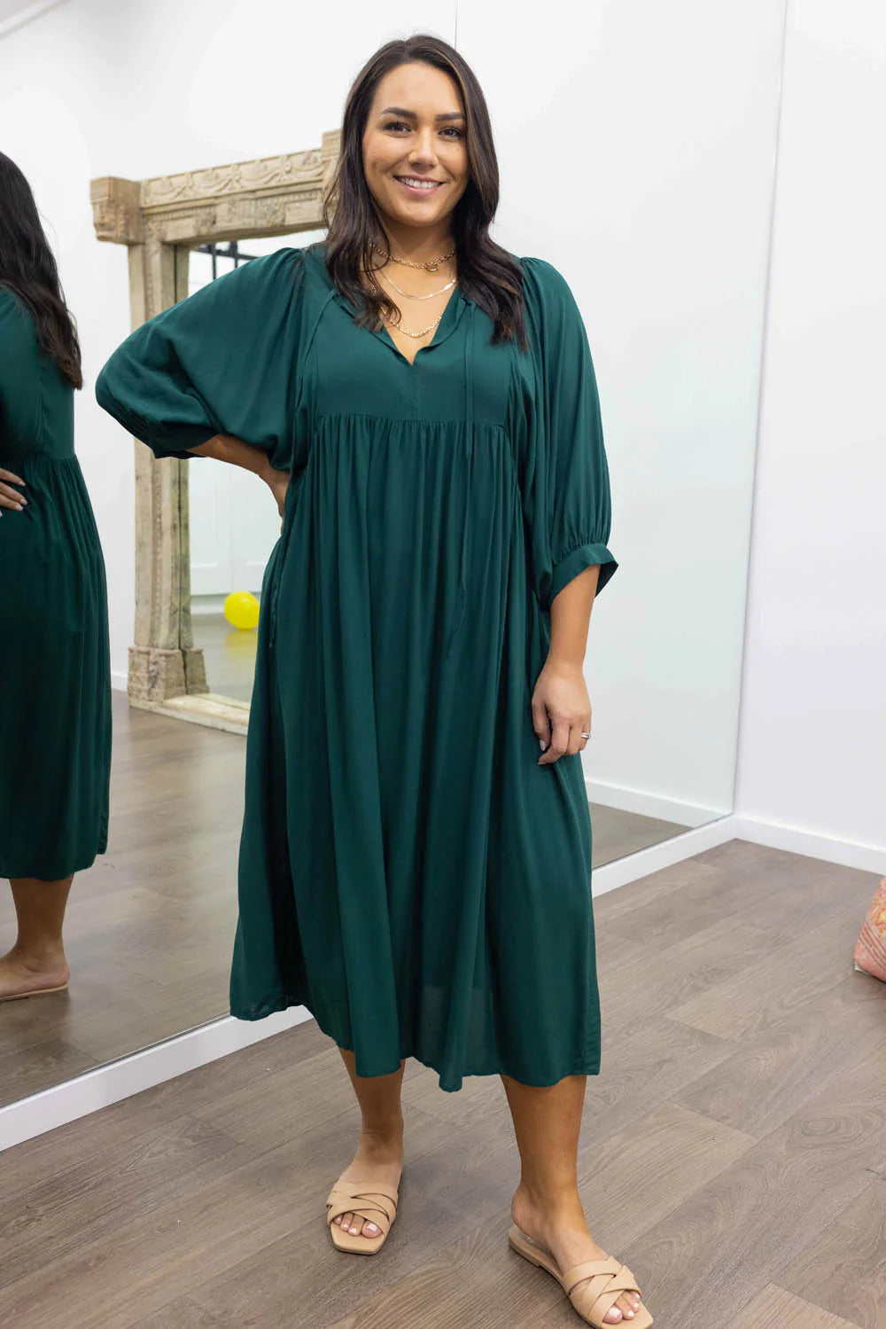 Midi Jurk Ollie in de kleur Donkergroen voor dames in stijl ideaal voor de lente.