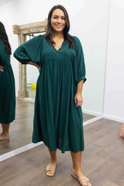 Midi Jurk Ollie in de kleur Donkergroen voor dames in stijl ideaal voor de lente.