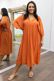 Midi Jurk Ollie in de kleur Oranje voor dames in stijl ideaal voor de lente.