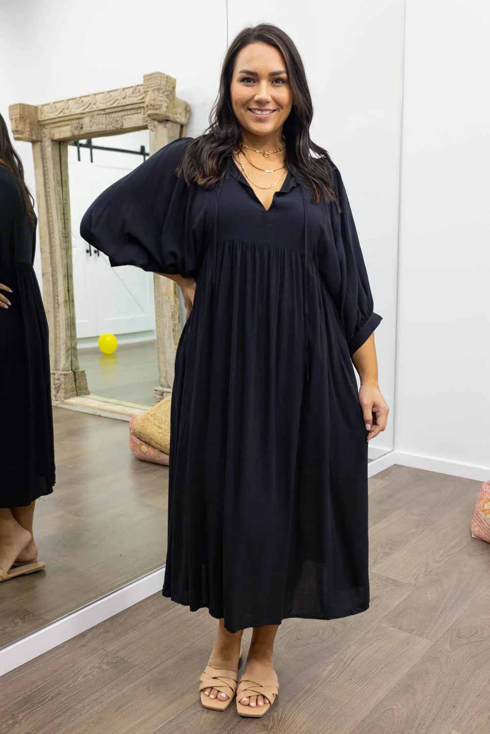 Midi Jurk Ollie in de kleur Zwart voor dames in stijl ideaal voor de lente.