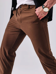 Mike | Slanke broek in de kleur Bruin voor heren in stijl geschikt voor alle seizoenen.