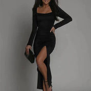 Mila | Luxe fluwelen lange avondjurk met split in de kleur Zwart voor dames in Party stijl ideaal voor de herfst.