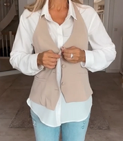 Mouwloos vestje met knopen in de kleur Beige voor dames in stijl ideaal voor de herfst.