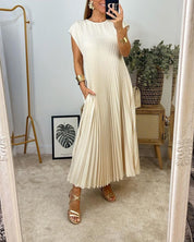 Mouwloze geplooide eenvoudige effen kleur jurk in de kleur Beige voor dames in stijl ideaal voor de herfst.