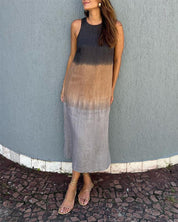 Mouwloze jurk met zijsplit in de kleur Grijs voor dames in stijl ideaal voor de lente.