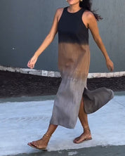 Mouwloze jurk met zijsplit in de kleur Grijs voor dames in stijl ideaal voor de lente.