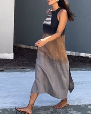Mouwloze jurk met zijsplit in de kleur Grijs voor dames in stijl ideaal voor de lente.