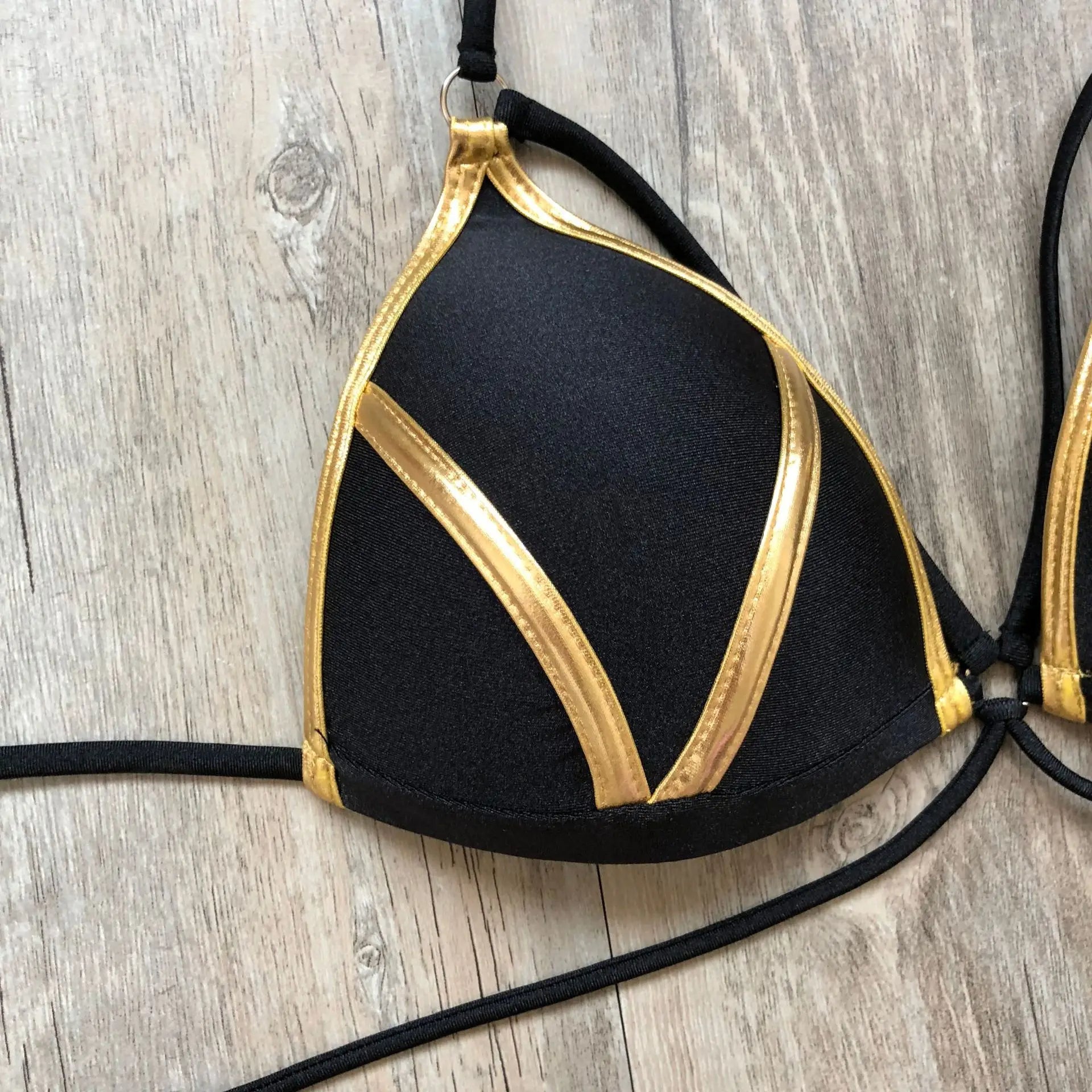 Naomi | Sexy & stijlvolle bikini in de kleur Zwart voor dames in Beach stijl ideaal voor de zomer.