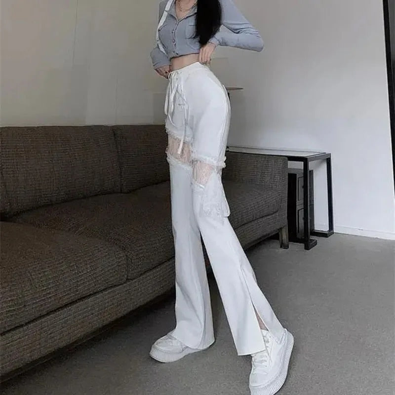Natalia | Stijlvolle Punk Uitlopende Broek met Kant in de kleur Wit voor dames in Streetwear stijl ideaal voor de lente.