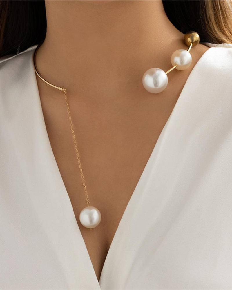 Nina | Claviculeketting met nep parel in de kleur Goud voor dames in stijl geschikt voor alle seizoenen.