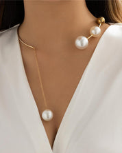 Nina | Claviculeketting met nep parel in de kleur Goud voor dames in stijl geschikt voor alle seizoenen.