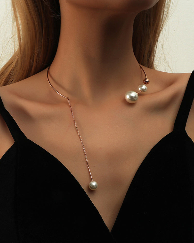 Nina | Claviculeketting met nep parel in de kleur Goud voor dames in stijl geschikt voor alle seizoenen.