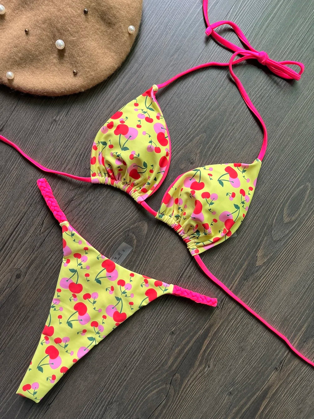 Nina | Kleurrijke & stijlvolle bikini in de kleur Kersen voor dames in Beach stijl ideaal voor de zomer.