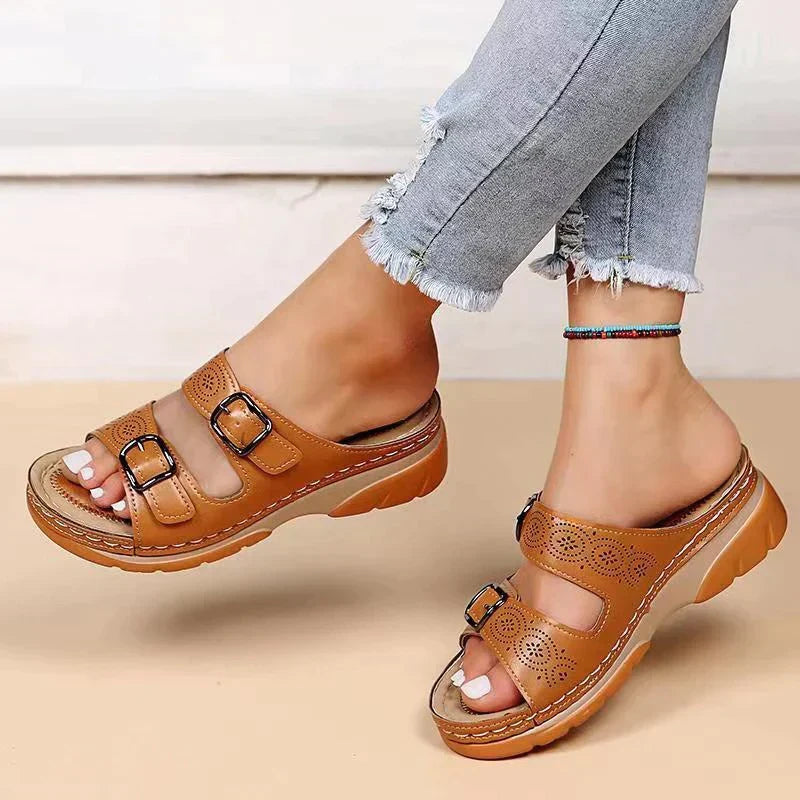 Noa | Comfortabele parel sandalen in de kleur Bruin voor dames in stijl ideaal voor de zomer.