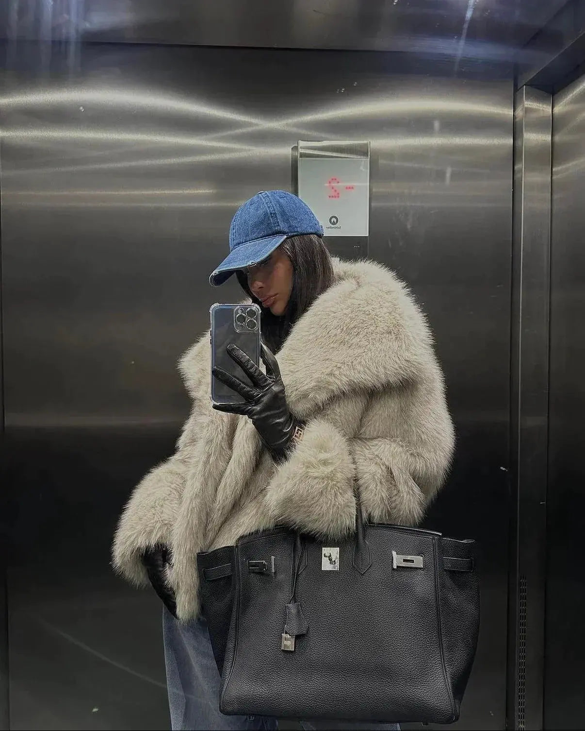 Noa | Knuffelig lichtbeige mantel van bont in de kleur Beige voor dames in stijl ideaal voor de herfst.