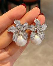 Noa | Oorbellen met parel in de kleur Zilver voor dames in stijl geschikt voor alle seizoenen.