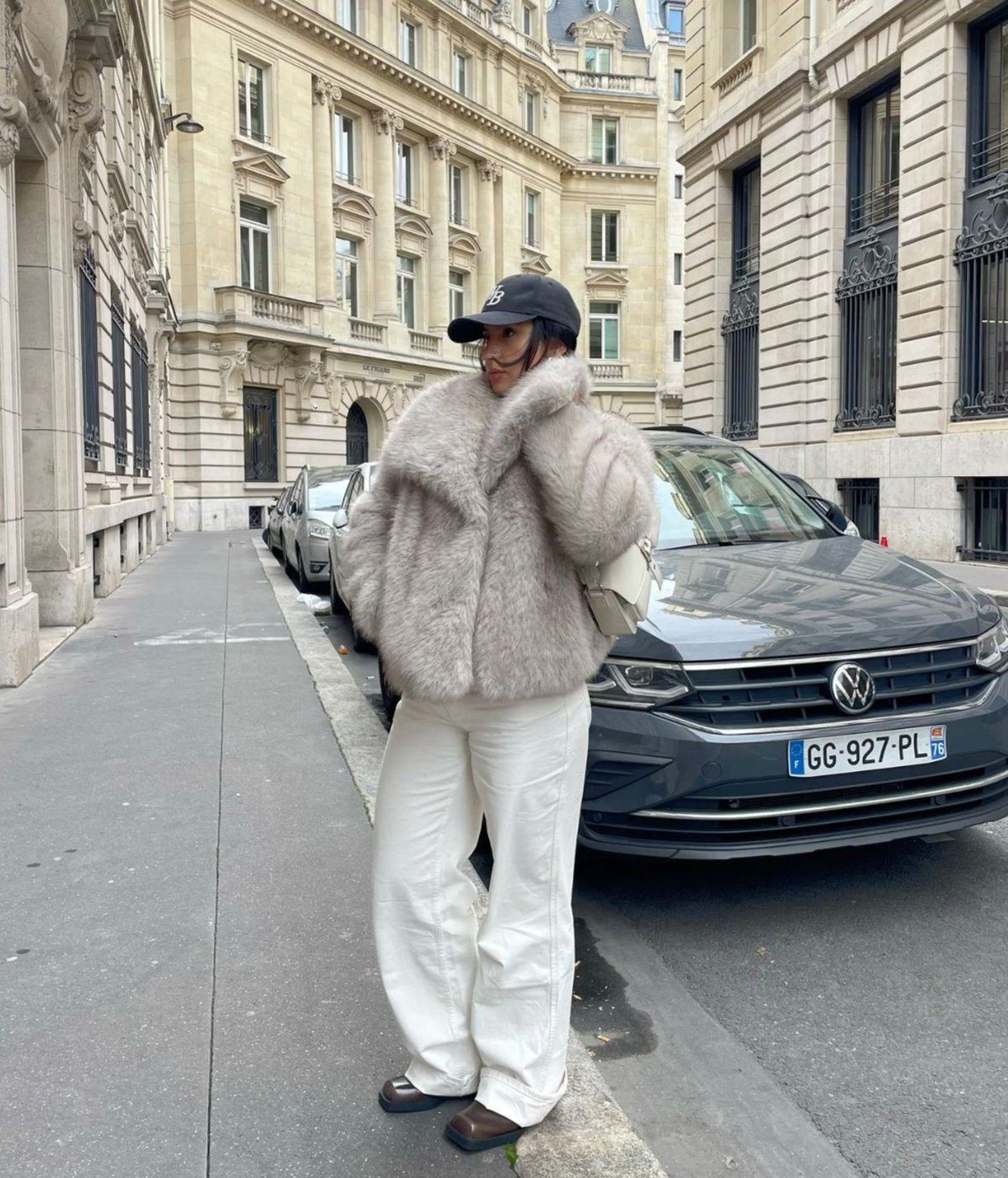 Noa | Warme Manteljas van bont in de kleur Beige voor dames in Lounge stijl ideaal voor de winter
