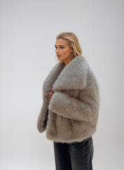 Noa | Warme Manteljas van bont in de kleur Beige voor dames in Lounge stijl ideaal voor de winter