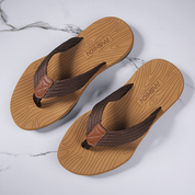 Orthopdische comfortabele teenslippers in de kleur Bruin voor dames in Beach stijl ideaal voor de zomer.