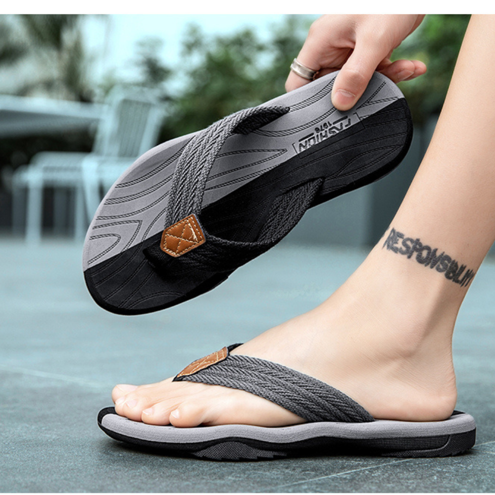 Orthopdische comfortabele teenslippers in de kleur Zwart voor dames in Beach stijl ideaal voor de zomer.