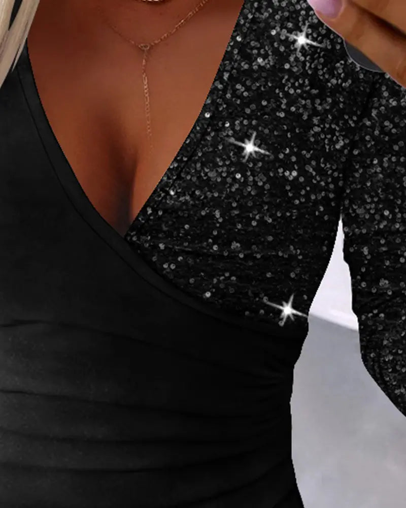 Overlaptop met contrasterende pailletten en ruches in de kleur Rood voor dames in Party stijl geschikt voor alle seizoenen.