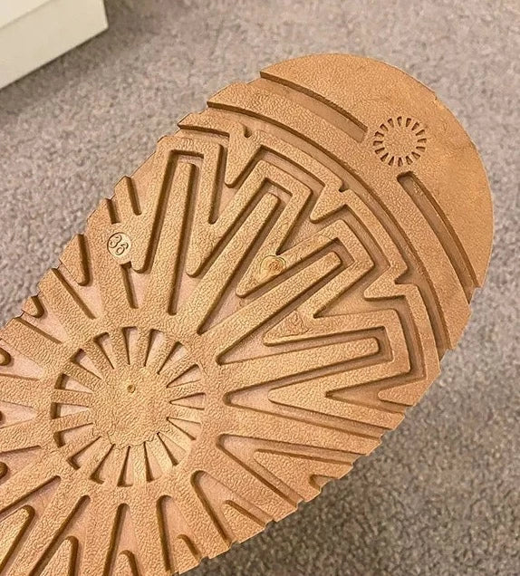 Platform Mini Boots in de kleur Bruin voor dames in stijl ideaal voor de herfst.