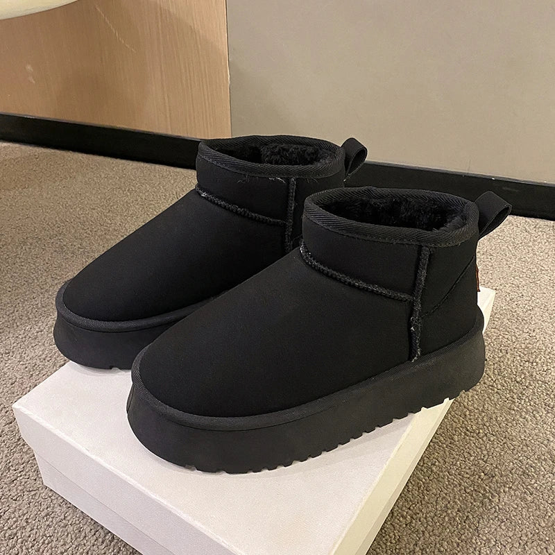Platform Mini Boots in de kleur Bruin voor dames in stijl ideaal voor de herfst.