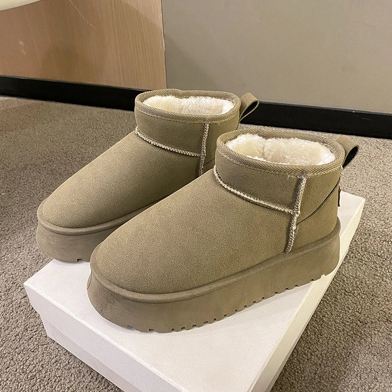 Platform Mini Boots in de kleur Bruin voor dames in stijl ideaal voor de herfst.