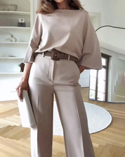 Ervaar de ultieme elegantie met deze tweedelige damesset. Een prachtige combinatie van stijl en verfijning, deze set is een absolute blikvanger bij elke gelegenheid. Gemaakt van hoogwaardige materialen voor een comfortabele pasvorm en voorzien van een elegante, vrouwelijke uitstraling en uniek, stijlvol ontwerp.