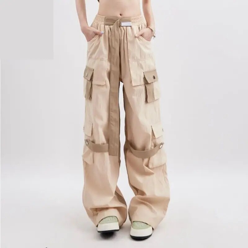 Sabrina | Baggy Cargo broek in de kleur Abrikoos voor dames in Outdoor stijl ideaal voor de herfst.