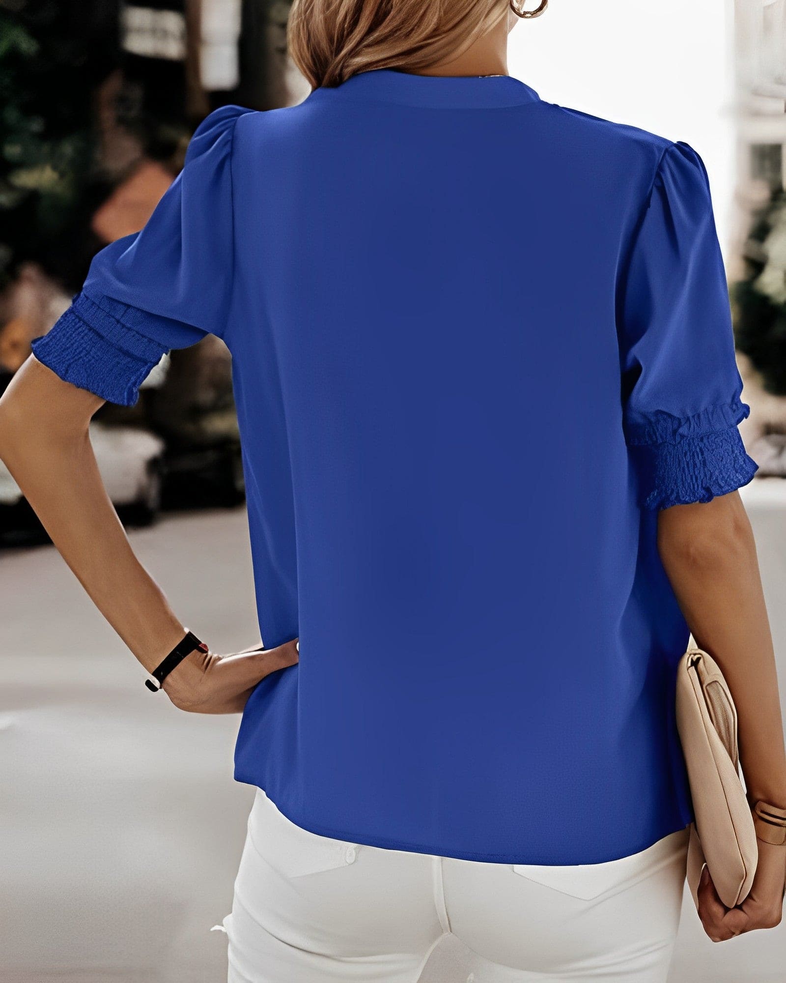 Blouse met een stijlvolle V-hals en trendy korte mouwen. Een veelzijdige aanvulling op je garderobe met een perfecte balans tussen casual en professioneel. Gemaakt van luchtige chiffon en duurzaam polyester voor comfort en stijl. Voorzien van een flatterende V-hals, pofmouwen en een losse pasvorm voor bewegingsvrijheid. Maattabel beschikbaar voor borst, lengte en mouwen.