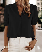 Blouse met een stijlvolle V-hals en trendy korte mouwen. Een veelzijdige aanvulling op je garderobe met een perfecte balans tussen casual en professioneel. Gemaakt van luchtige chiffon en duurzaam polyester voor comfort en stijl. Voorzien van een flatterende V-hals, pofmouwen en een losse pasvorm voor bewegingsvrijheid. Maattabel beschikbaar voor borst, lengte en mouwen.