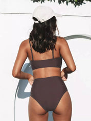 Bikini set met hoge taille voor een trendy en flatterende look. Gemaakt van spandex, draadloze ondersteuning met kussens, V-hals en twist details. Maattabel beschikbaar voor 21 levendige kleuren.