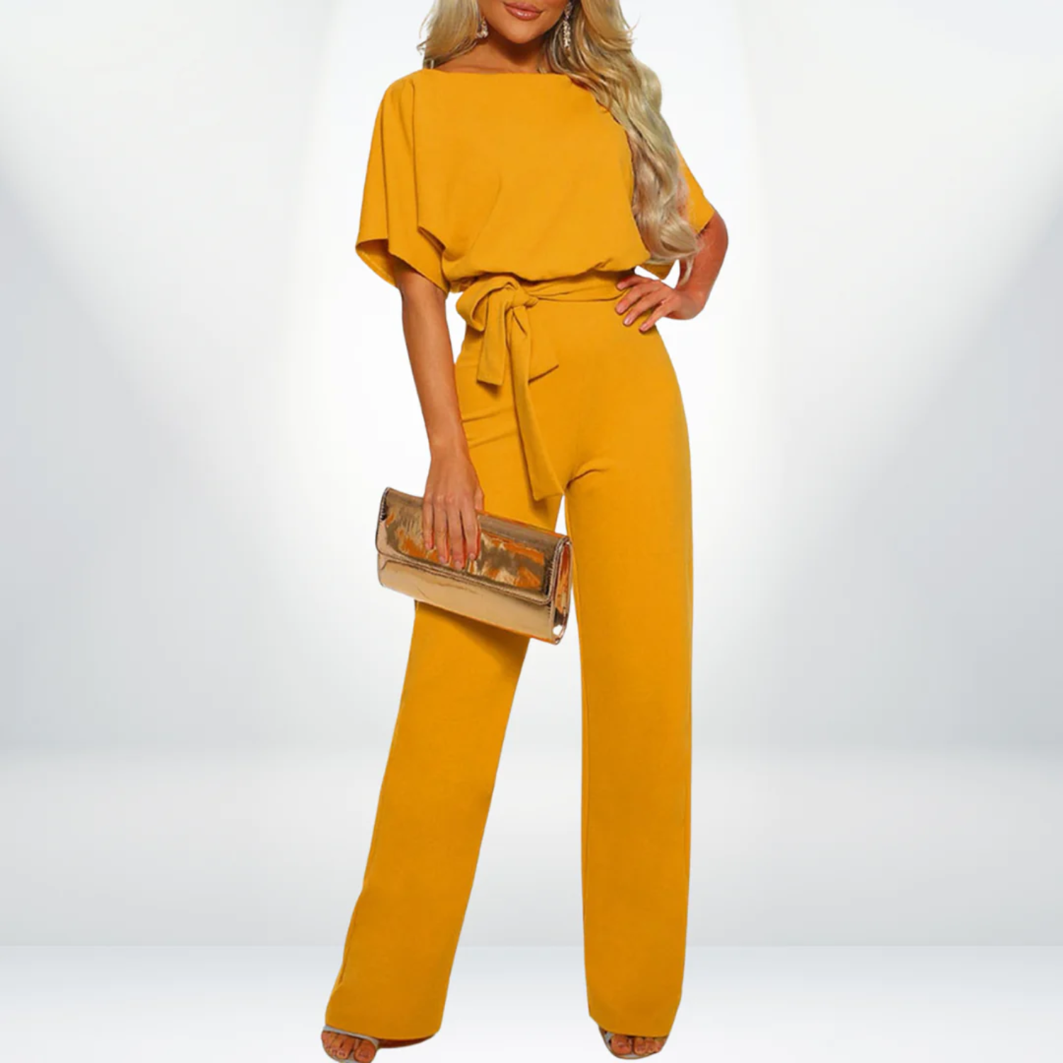 Deze jumpsuit biedt de ultieme combinatie van elegantie en comfort, perfect voor diverse gelegenheden. De luchtige stof en stijlvolle uitstraling zorgen voor een moeiteloos chique look. Maattabel beschikbaar voor de beste pasvorm.