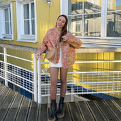 Modieus en elegant jack gemaakt van zacht kasjmier, met een trendy print, stijlvolle ronde halslijn en handige opgestikte zakken. Perfecte aanvulling op elke outfit voor een unieke uitstraling.