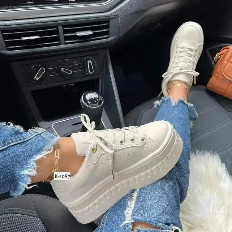 Stoere sneakers - perfect voor een trendy en comfortabele uitstraling. Ultiem comfort en modieuze stijl geven je zelfvertrouwen een boost.