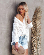 Stijlvolle blouse met trendy patroon en frisse witte kleur voor een modieuze uitstraling. Voorzien van lange mouwen, klassieke kraag, modieuze borstzak en stijlvolle knoopsluiting.