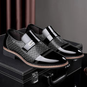 Tailor made schoen met leer en rubber in de kleur Zwart voor dames in stijl geschikt voor alle seizoenen.