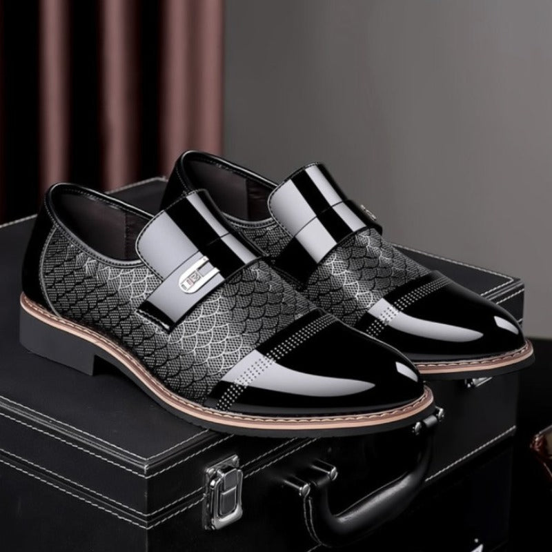 Tailor made schoen met leer en rubber in de kleur Zwart voor dames in stijl geschikt voor alle seizoenen.