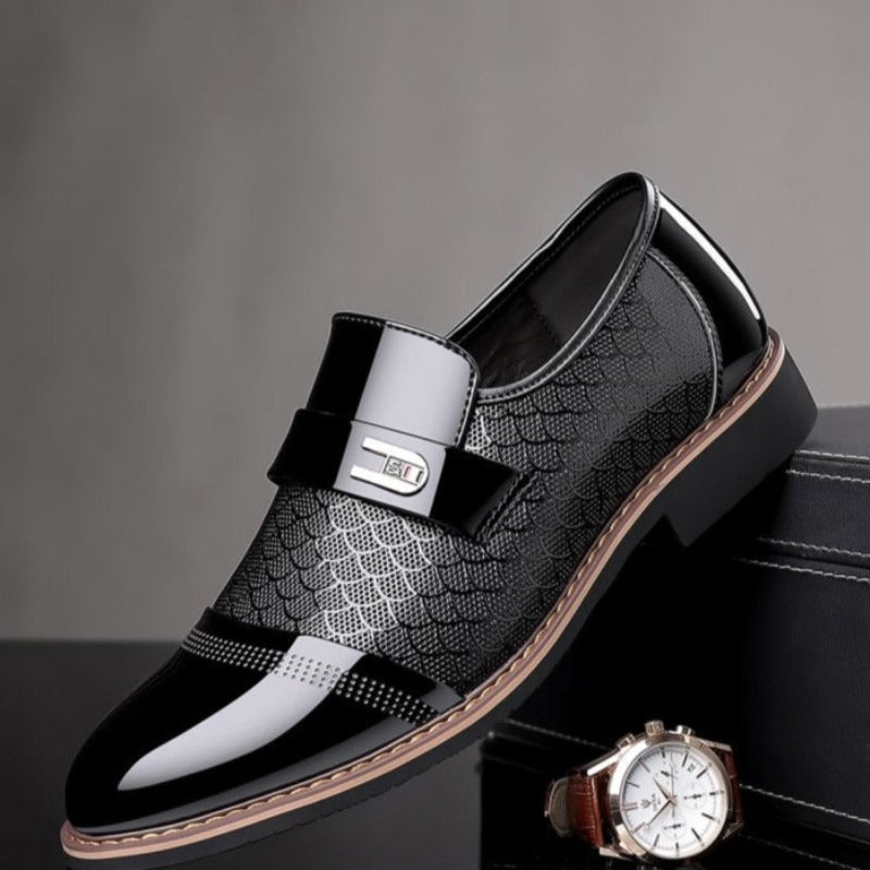 Tailor made schoen met leer en rubber in de kleur Zwart voor dames in stijl geschikt voor alle seizoenen.