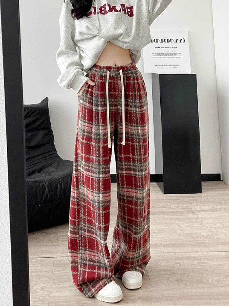 Tara | Vintage ruit broek van wol in de kleur Rood voor dames in Heritage stijl ideaal voor de herfst.