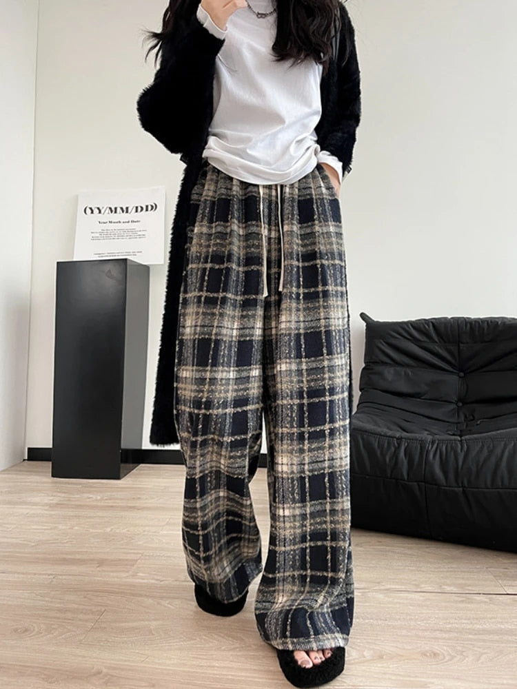 Tara | Vintage ruit broek van wol in de kleur Zwart voor dames in Heritage stijl ideaal voor de herfst.