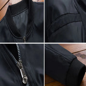 Herenjas, gemaakt van hoogwaardig polyester, belichaamt casual verfijning en is een must-have voor elke informele outfit. Deze veelzijdige jas voegt moeiteloos stijl toe aan elke look en garandeert comfortabele prestaties in elke situatie.