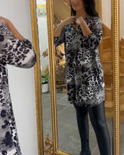 Top met luipaardprint en V-hals in de kleur Grijs voor dames in stijl ideaal voor de herfst.