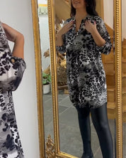 Top met luipaardprint en V-hals in de kleur Grijs voor dames in stijl ideaal voor de herfst.