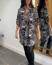 Top met luipaardprint en V-hals in de kleur Grijs voor dames in stijl ideaal voor de herfst.