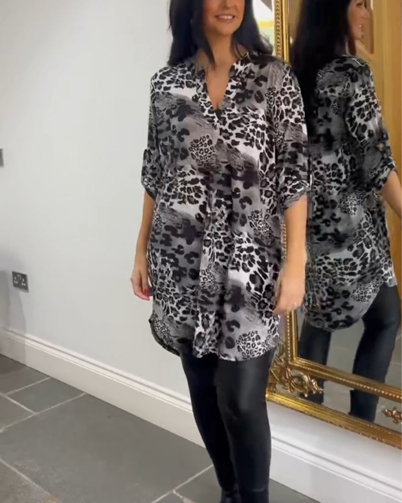 Top met luipaardprint en V-hals in de kleur Grijs voor dames in stijl ideaal voor de herfst.