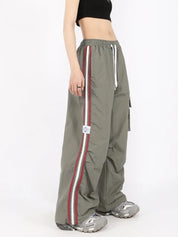 Trendy cargo broek met trekkoord en zakken in de kleur Groen voor dames in Outdoor stijl ideaal voor de lente.