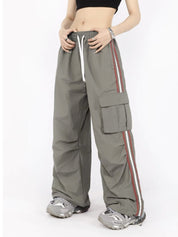 Trendy cargo broek met trekkoord en zakken in de kleur Groen voor dames in Outdoor stijl ideaal voor de lente.